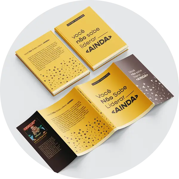 Três exemplares do livro “Você não sabe liderar ainda” dispostos sobre uma superfície clara. As capas são amarelas, com o título em marrom. Um dos livros está aberto para exibir o design completo da capa, mostrando frente e verso.